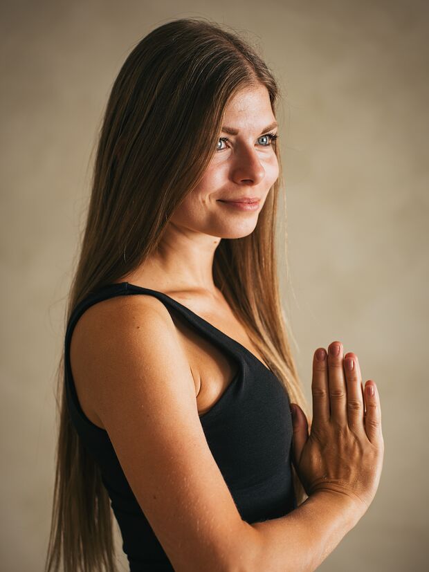 Zorka Formanová, zakladatelka studia Bloom, se sepjatýma rukama